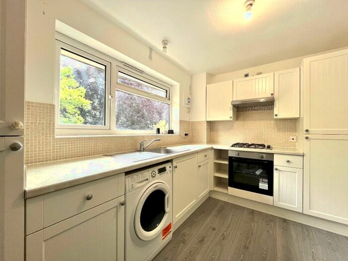 2 Bedroom Flat To Rent In Christchurch Park, Sutton, Surrey, SM2