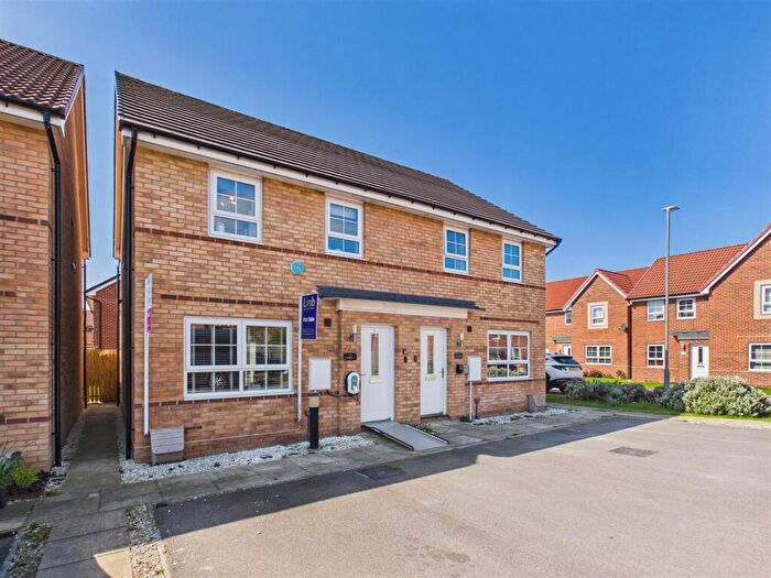 3 Bedroom Semi Detached House For Sale In Airedale Drive, Brough, HU15