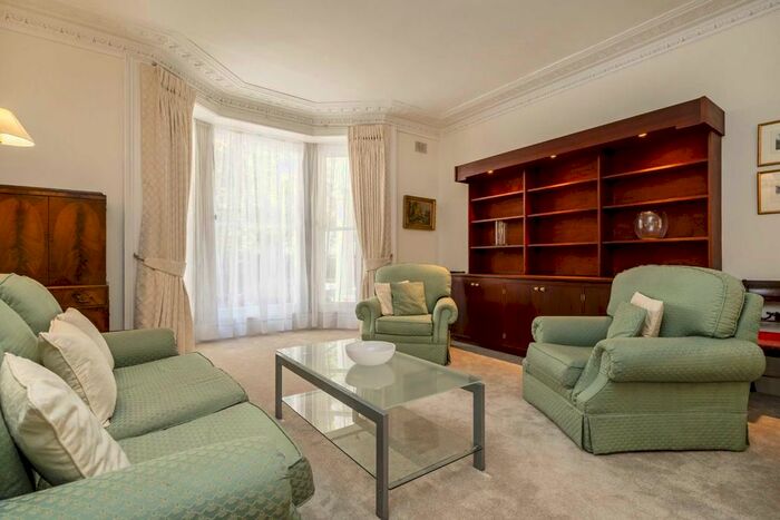2 Bedroom Flat To Rent In St. Georges Square, London, SW1V