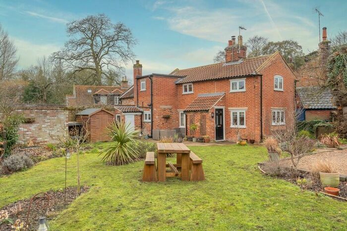 3 Bedroom Cottage For Sale In The Street, Geldeston, Beccles, NR34