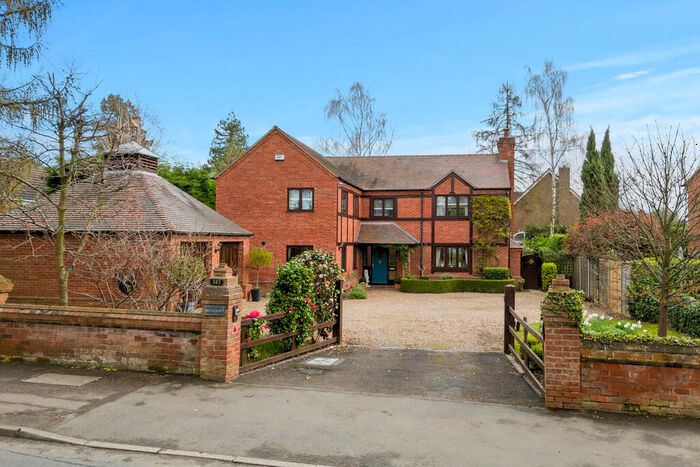 4 Bedroom Detached House For Sale In Warwick Road, Kenilworth, CV8