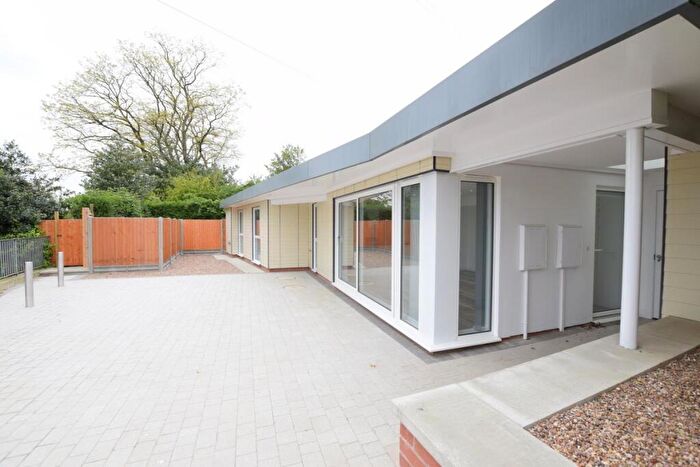 2 Bedroom Semi-Detached Bungalow To Rent In Ashlin Grove - Student Apartment - /, LN1