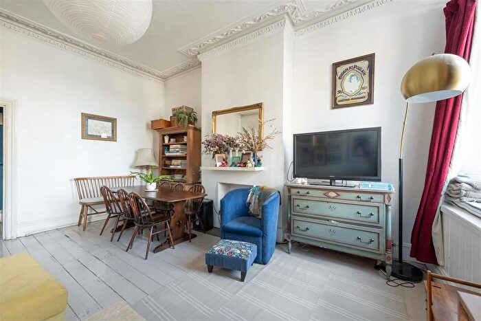 2 Bedroom Flat For Sale In Lower Clapton Road, London, E5