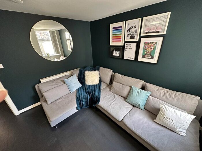 1 Bedroom House To Rent In Empress Road, L7