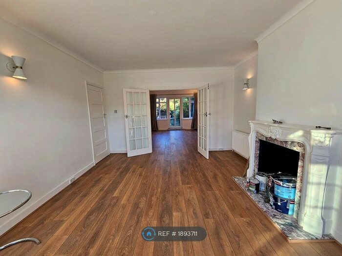 4 Bedroom Semi-Detached House To Rent In Edgwarebury Lane, Edgware, HA8