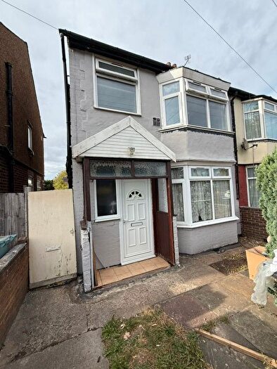 3 Bedroom Semi-Detached House To Rent In Luton Road, Dunstable, LU5