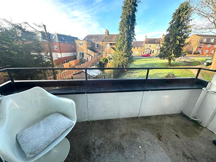 2 Bedroom Flat To Rent In Bells Hill, Barnet, EN5
