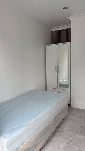 Studio To Rent In Southend Arterial Rd, RM11