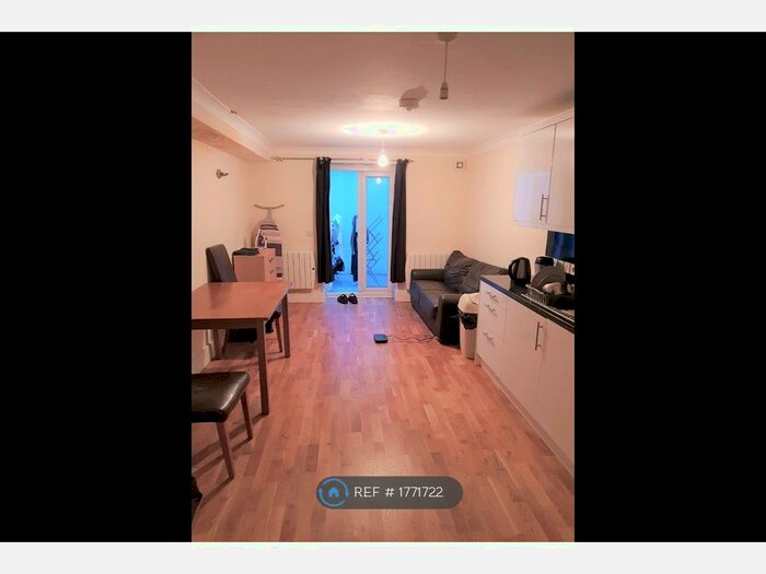 2 Bedroom Flat To Rent In Battersea Park Road, Battersea, SW11