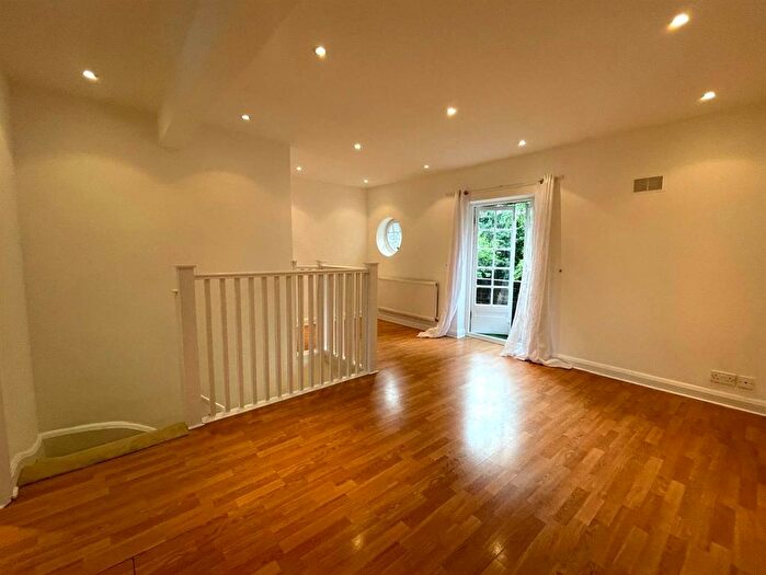 2 Bedroom Flat To Rent In Neale Close, Hamstead Garden Suburb, London, N2