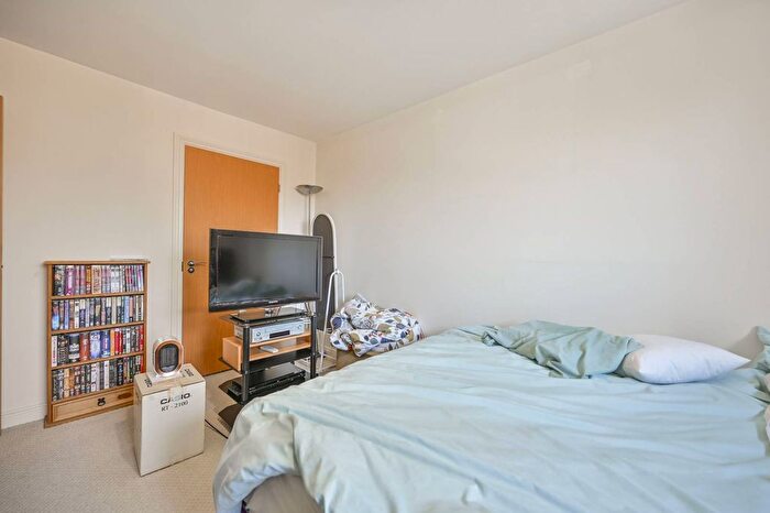 2 Bedroom Flat For Sale In Millicent Grove, London, Palmers Green, London, N13
