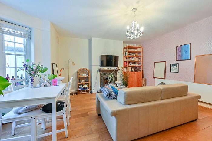 2 Bedroom Flat To Rent In Gunterstone Road, Hammersmith, London, W14