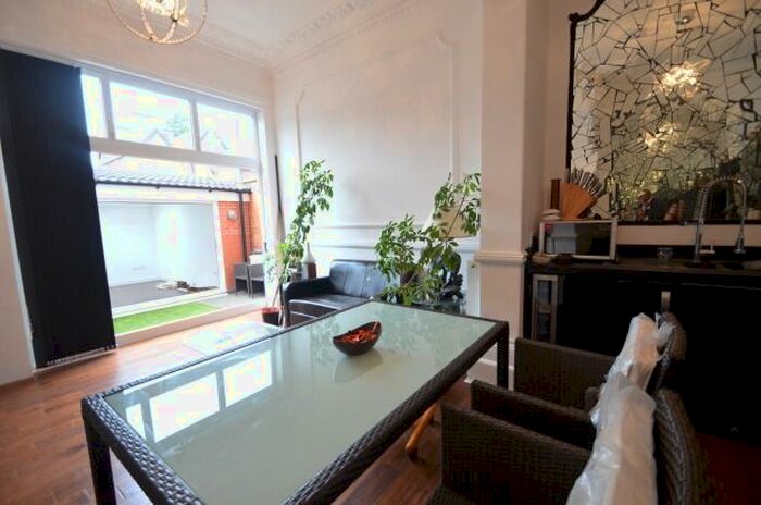 2 Bedroom Flat To Rent In Elmfield Avenue, Stoneygate, Leicester, LE2