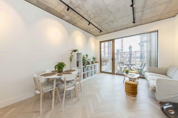 2 Bedroom Flat To Rent In Andrews Road, London, E8