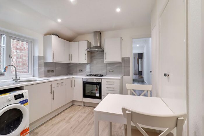 2 Bedroom Flat To Rent In Chertsey Road, Windlesham, GU20