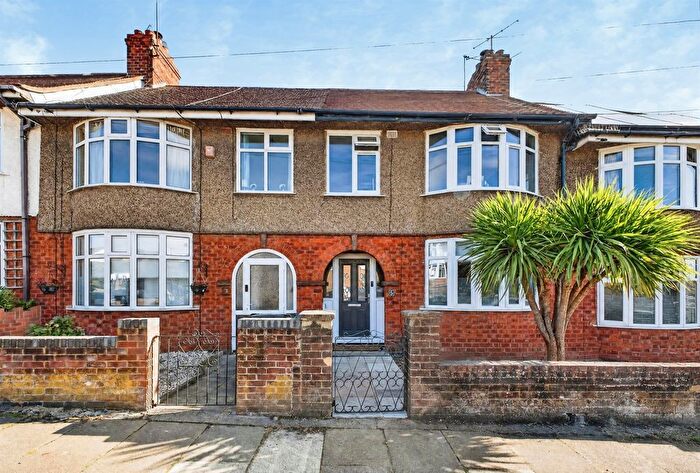 3 Bedroom Terraced House For Sale In Thornton Road, Northampton, NN2