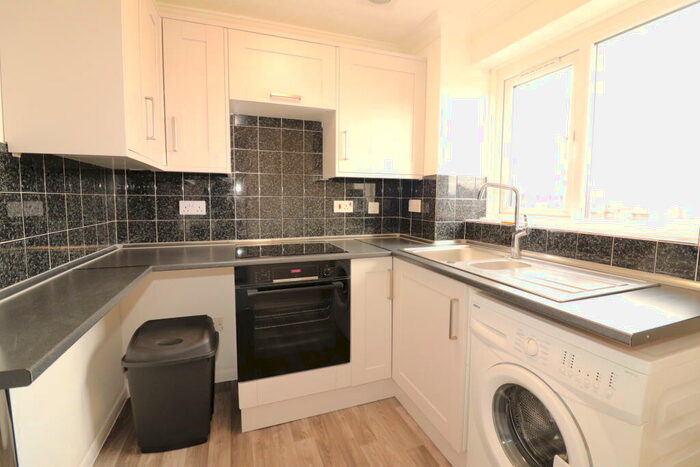 Flat To Rent In Lewes Close, Grays, RM17