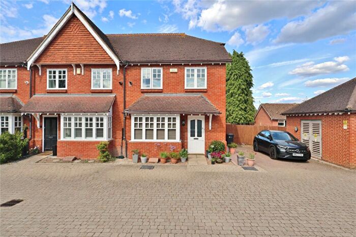 3 Bedroom End Of Terrace House For Sale In Walnut Tree Place, Send, Woking, Surrey, GU23