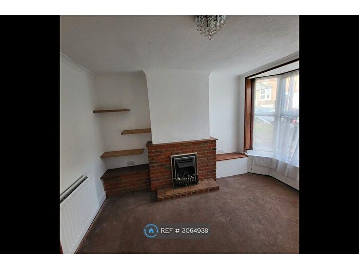 3 Bedroom Semi Detached House To Rent In Charlton St, Maidstone, ME16