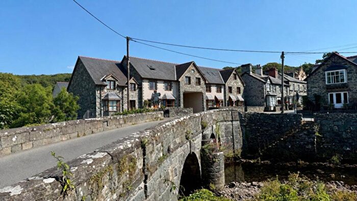 4 Bedroom End Of Terrace House For Sale In Plas Newydd, Llanbedr, LL45