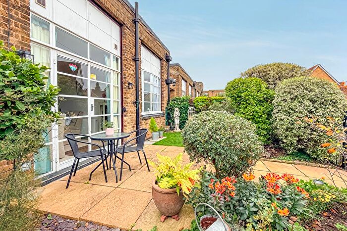 1 Bedroom Retirement Property For Sale In Chelsea Court, Dalys Road, Rochford, SS4