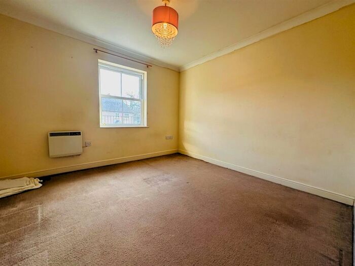 2 Bedroom Flat For Sale In Fairby Close, Tiverton, EX16
