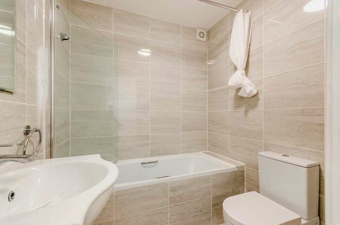 3 Bedroom Flat To Rent In Courcy Road, Wood Green, London, N8