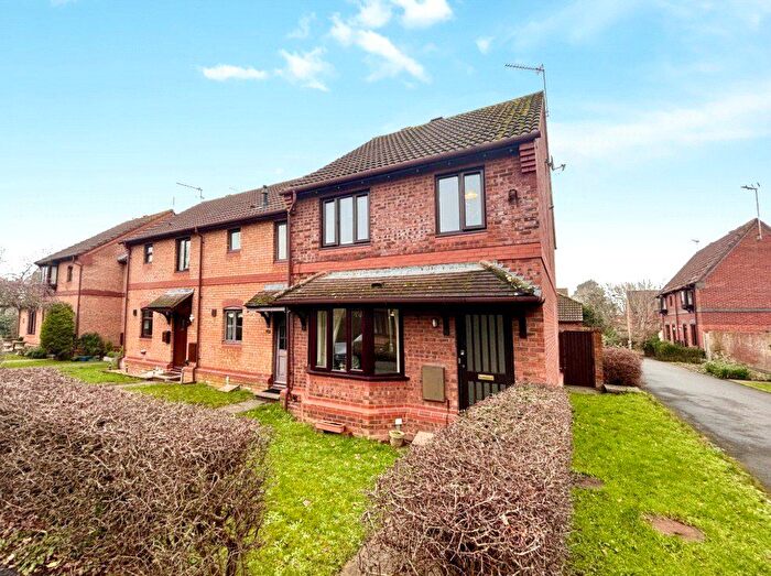 3 Bedroom End Of Terrace House To Rent In Hop Garden Road, Hook, Hampshire, RG27