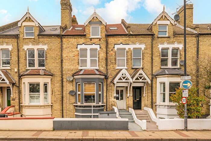 2 Bedroom Flat To Rent In East Hill, Battersea, SW18