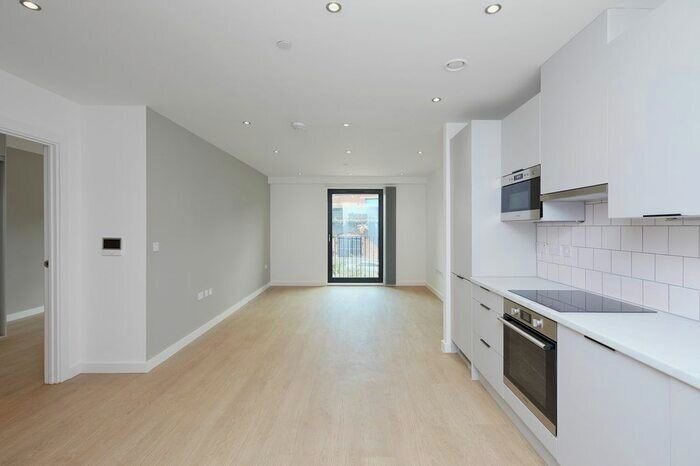 2 Bedroom Flat To Rent In Lodge Lane, London, N12