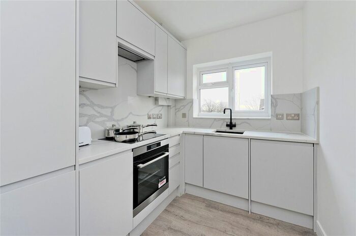 3 Bedroom Flat To Rent In Perryn Road, London W3