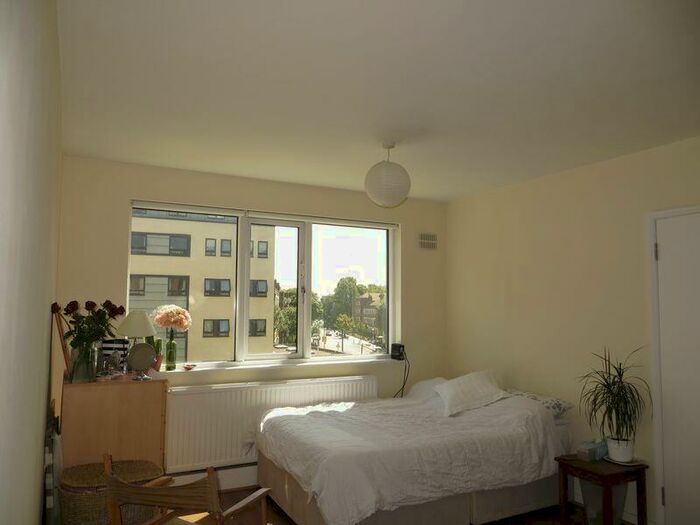 3 Bedroom Flat To Rent In Walk House, Mile End Road, Stepney, E1