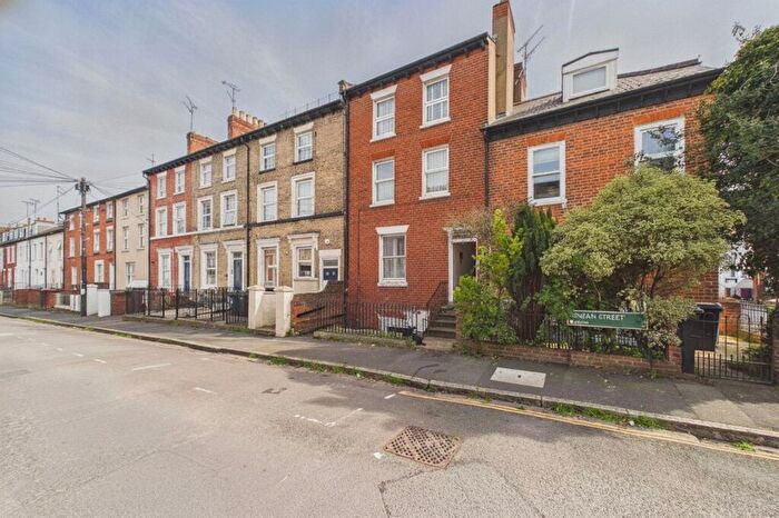 1 Bedroom Flat For Sale In Zinzan Street, Reading, Berkshire, RG1