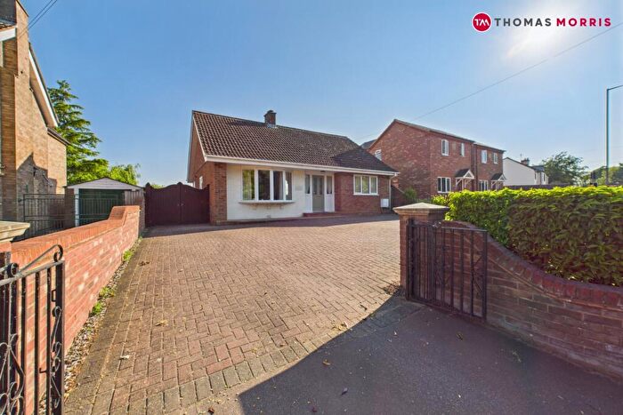 4 Bedroom Bungalow For Sale In Bedford Road, Moggerhanger, Bedford, Bedfordshire, MK44