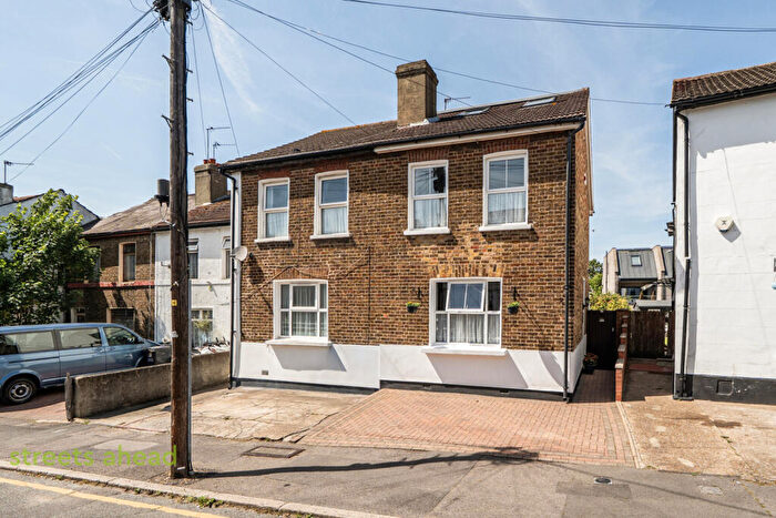 4 Bedroom Semi Detached House For Sale In Bishops Road, Croydon, CR0