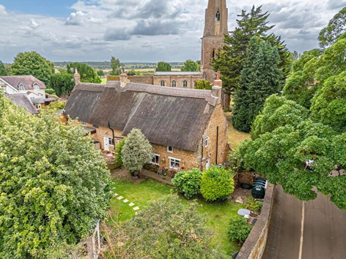 3 Bedroom Cottage For Sale In Stable Yard, NN14