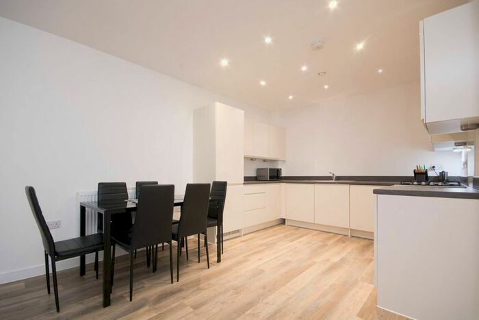 2 Bedroom Flat To Rent In Wey Corner, Guildford, GU1