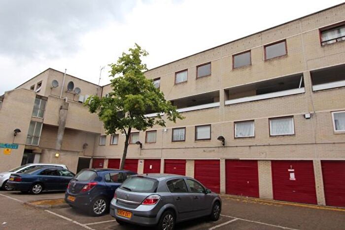 2 Bedroom Flat To Rent In Maple Close, London, N16