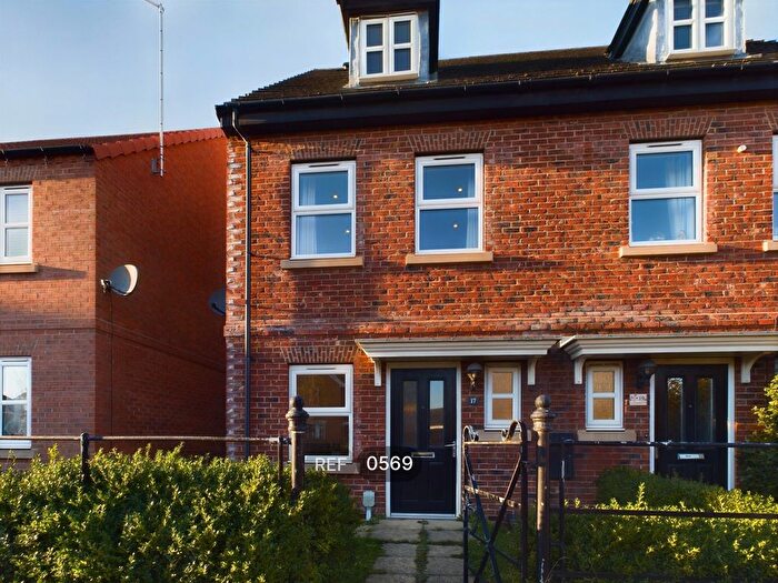 3 Bedroom Semi-Detached House To Rent In Runnymede Lane, Kingswood, HU7