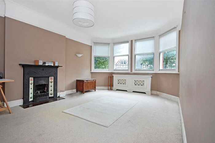 2 Bedroom Flat To Rent In Dartmouth Road, Mapesbury Estate, London, NW2