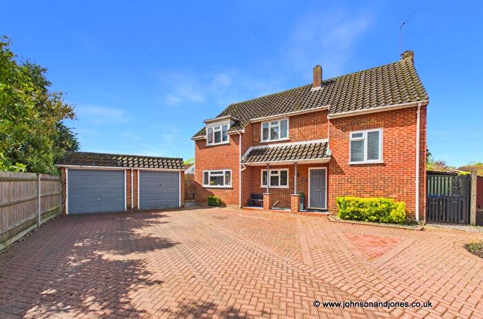 4 Bedroom Detached House For Sale In Gordon Drive, Chertsey, Surrey, KT16