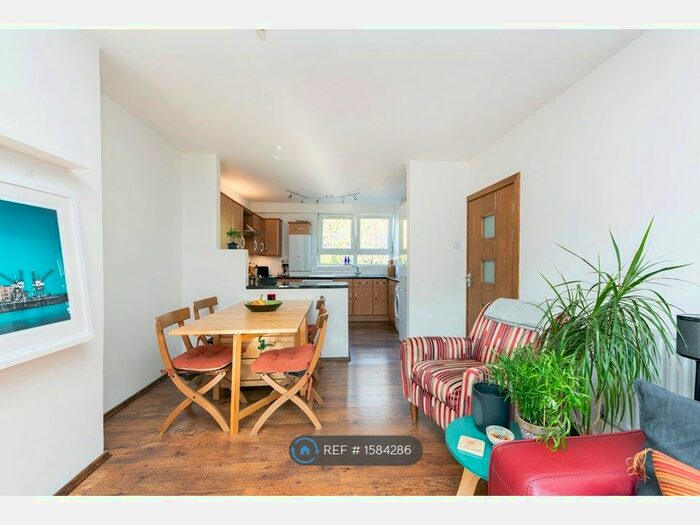 3 Bedroom Flat To Rent In Stoford Close, London, SW19