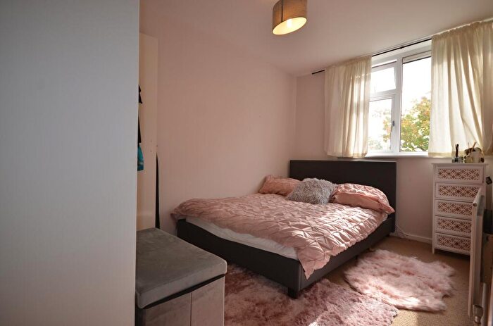 1 Bedroom Apartment To Rent In Tudor House, South Lynn Crescent, RG12