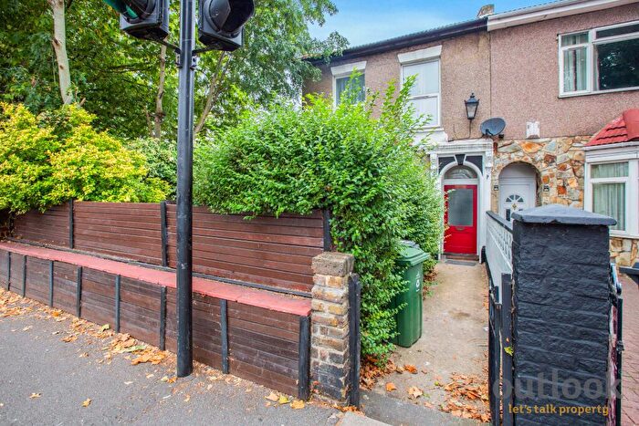 2 Bedroom Flat To Rent In High Road Leyton, London, E10