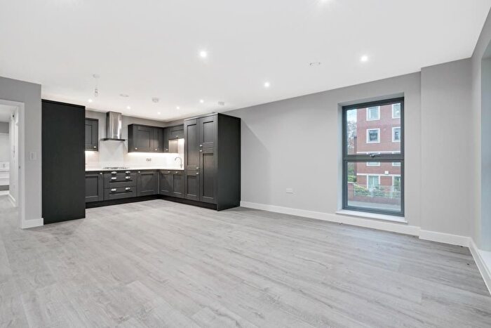 2 Bedroom Flat To Rent In Queens Road, Weybridge, Surrey, KT13