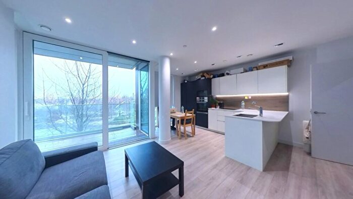 2 Bedroom Apartment For Sale In Kayani Avenue, Woodbury Down, London, N4