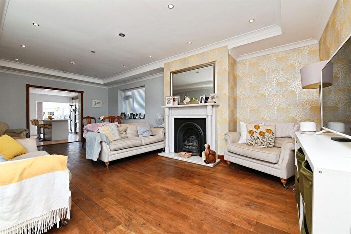 4 Bedroom Detached Bungalow For Sale In Betterton Road, Rainham, RM13
