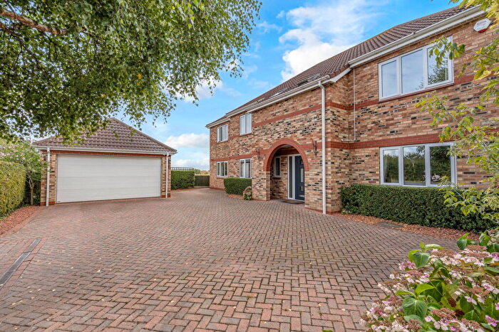 6 Bedroom Detached House For Sale In Waltham Grimsby, DN37