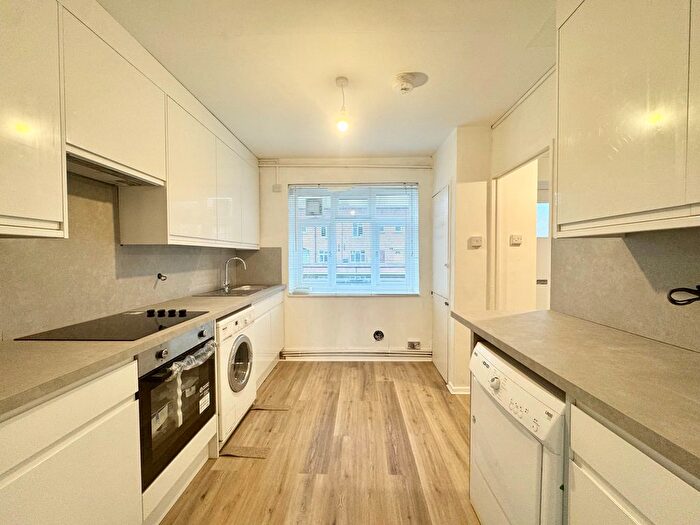 2 Bedroom Flat To Rent In Frensham Drive, London, SW15