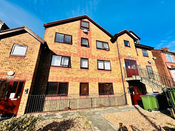 1 Bedroom Flat To Rent In Maple Court, Cantwell Road, Shooters Hill, London, SE18